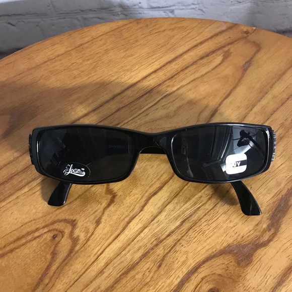 Women’s Black Frame Fashion Sunglasses - Picture 7 of 8